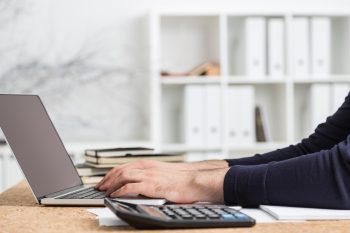 Contador usando software de laudus para su empresa