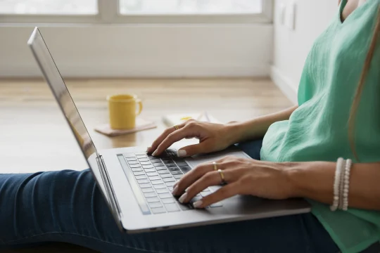 Mujer trabajando en su laptop