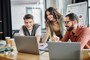 Ejecutivo implementando sistema de facturación electrónica en una empresa