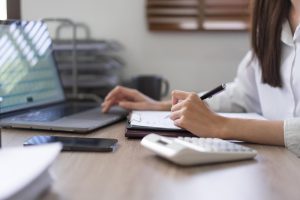 Profesional revisando facturas electrónicas con respaldo automático desde su escritorio
