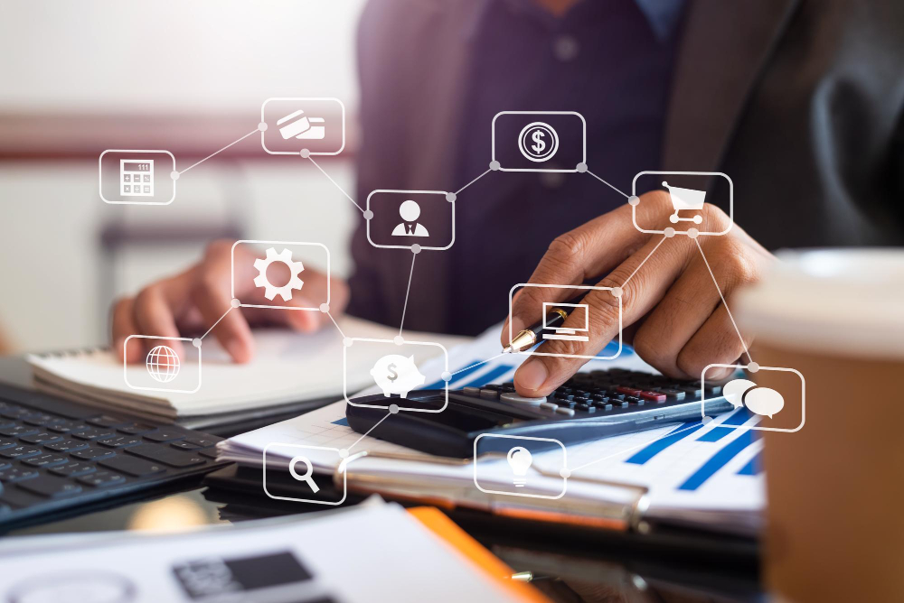 Persona calculando con íconos digitales de gestión conectados, representando un sistema ERP con integración contable y factura electrónica.
