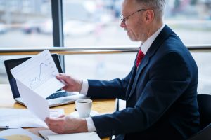Profesional utilizando sistema contable en Chile para gestión financiera.